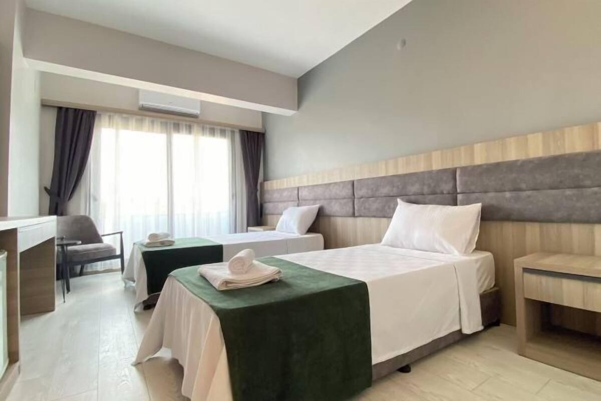 2 habitaciones, minibar, escritorio y wifi gratis