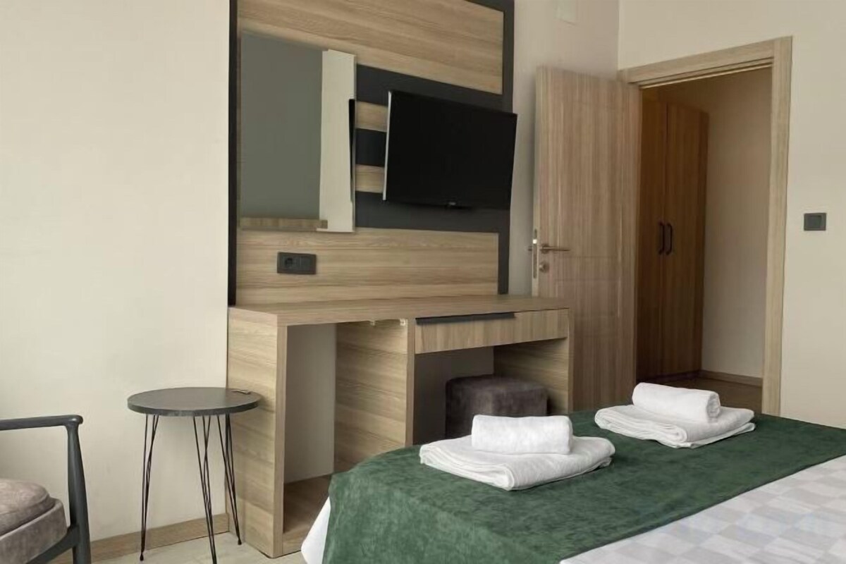 Minibar, desk, WiFi (free), bed sheets