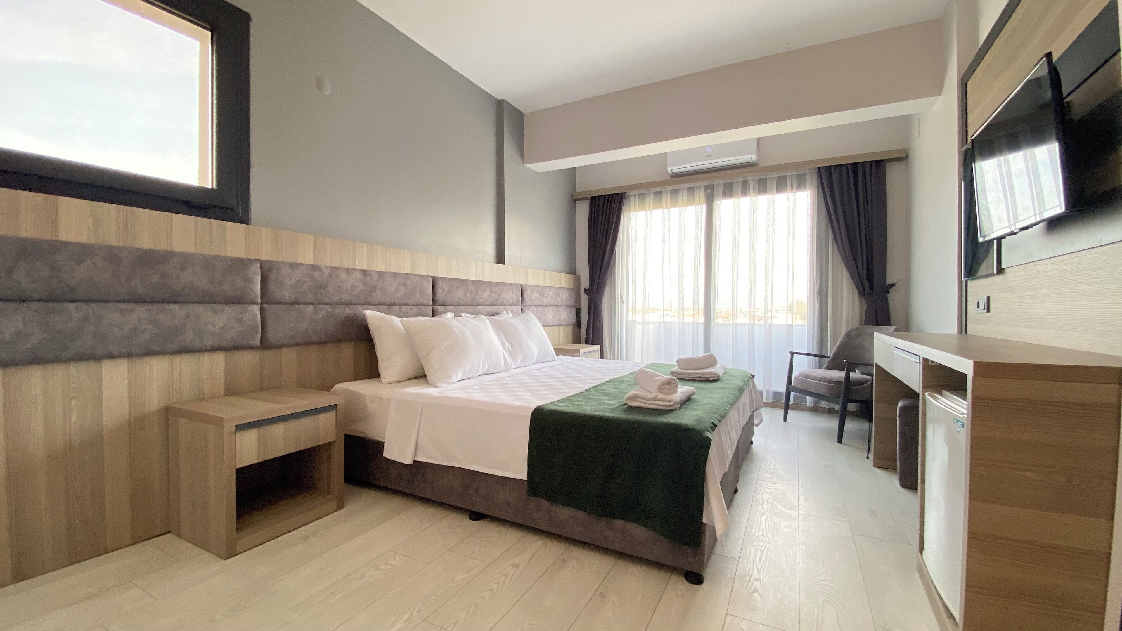 Standard Room, 1 Bedroom | Minibar, desk, free WiFi, bed sheets