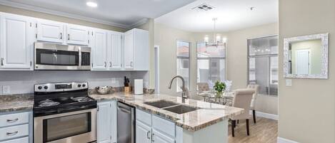 Refrigerador, microondas, horno y parrilla de estufa