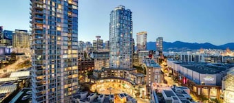 Discover the View from the Top! Luxury 3-BR Condo | Parking | Gym| Pool & Sauna