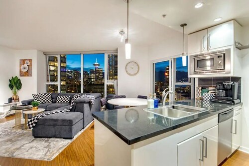 In the Heart of the City | Walk to Attractions I 6 Sleeps | Stunning Views!