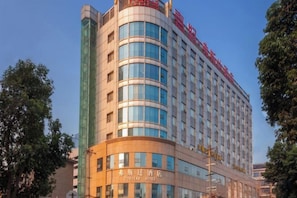 A multi-story hotel with a curved facade, large windows, and signage indicating it is a hotel. - Forstar Hotel (Chengdu Renmin North Road) (Chengdu)