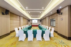 A conference room with a long table, white chairs, and a projector screen at the front. - Forstar Hotel (Chengdu Renmin North Road) (Chengdu)