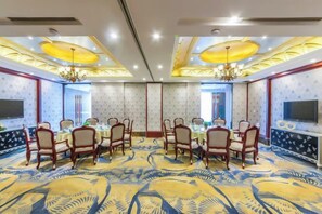 A conference room with a long table, chairs, a chandelier, and a television screen. - Forstar Hotel (Chengdu Renmin North Road) (Chengdu)