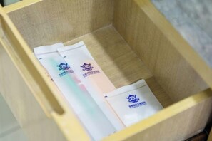A wooden box with three packages inside. - Jindu Hotel (Guangzhou Railway Station Sanyuanli Subway Station Branch) (Guangzhou)