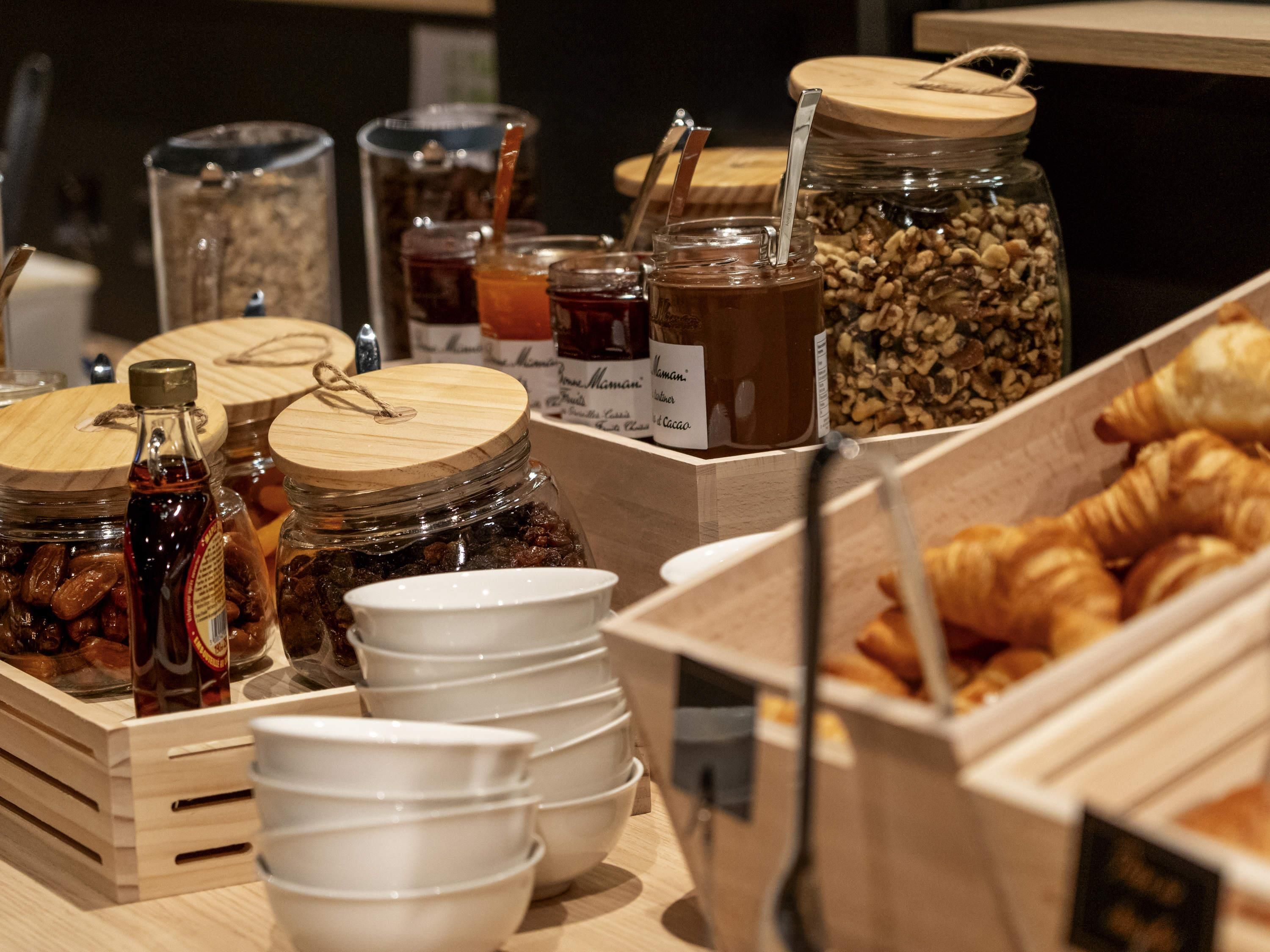 Un bufé de desayuno con diversas opciones de comida y acompañamientos.