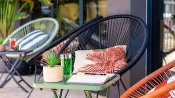 Una mesa metálica verde con un cuaderno, bolígrafo y adornos.