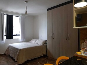 1 dormitorio, tabla de planchar con plancha, wifi y ropa de cama