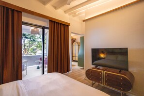 1 bedroom, Internet, bed sheets - The Pink Palm Hotel - Deluxe King Suite - USVI (Charlotte Amalie East)