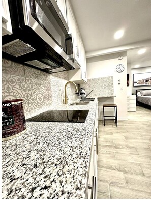 Kühlschrank, Mikrowelle, Herdplatte, Wasserkocher mit Kaffee-/Teezubehör