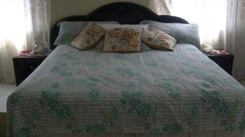 5 bedrooms, iron/ironing board, WiFi, bed sheets