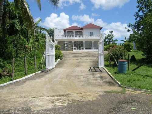 5 minutes to Appleton Estate & 20 minutes to Maroon town. Griffiths Guest House.