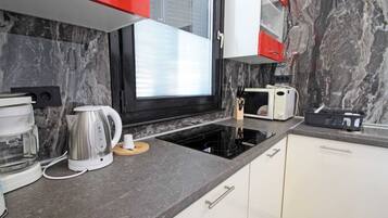 Kühlschrank, Mikrowelle, Ofen, Herdplatte