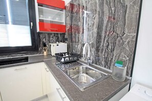 Frigorífico, microondas, horno y placa de cocina