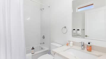 Classic-studio | Kylpyhuone | Suihkun ja ammeen yhdistelmä, pyyhkeet