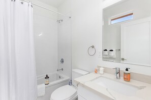 Classic Studio | Bathroom | Combined shower/tub, towels - Vhagar's Valyria's Vista (Seattle)