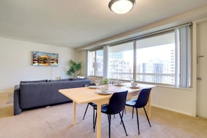 Comfort Apartment, 2 Bedrooms, City View | Dining room - Upscale Apartments in Crystal City (Arlington)
