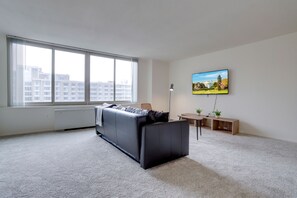 Leilighet – comfort, 2 soverom, byutsikt | Oppholdsområde | En 50-tommers plasma-TV med kabel-kanaler