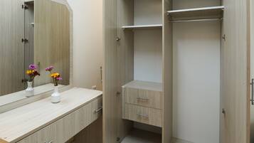 Skrivebord, lydisolert, strykejern/-brett og barnesenger (inkludert)