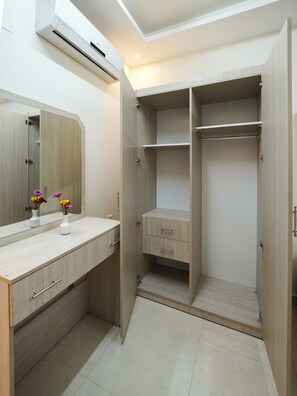 Desk, soundproofing, iron/ironing board, free cribs/infant beds - ENG-Murjan Apartment (Aqaba)