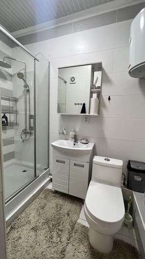 Een douche, een haardroger, handdoeken, zeep