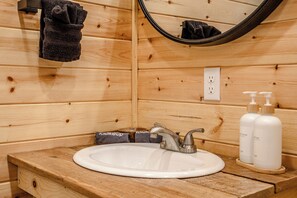 Shower, hair dryer, towels, soap - Cabin #3 @ Rock Creek Cabins! King Bed! 15 min. from Hot Springs National Park! (Hot Springs National Park)
