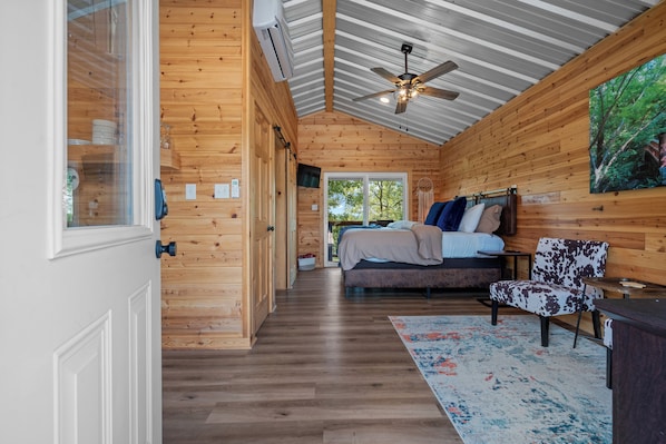 1 bedroom, free WiFi, bed sheets - Cabin #3 @ Rock Creek Cabins! King Bed! 15 min. from Hot Springs National Park! (Hot Springs National Park)
