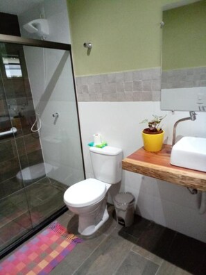 HandtĂŒcher, Seife, Shampoo, Toilettenpapier