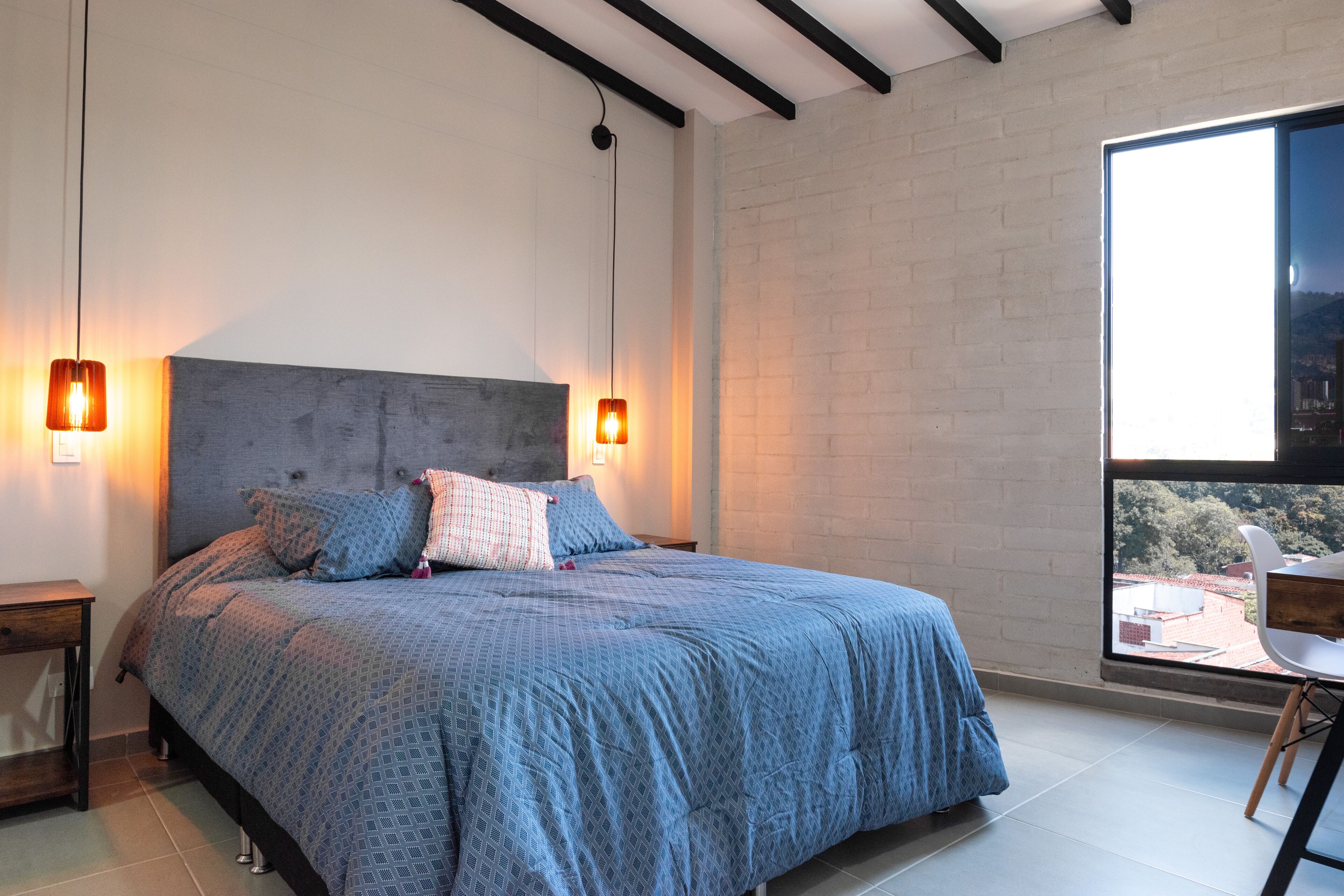 2 室のベッドルーム、セーフティボックス (室内)、デスク、アイロン / アイロン台