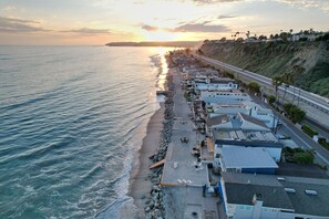 على الشاطئ، كراسي للتشمس، مناشف للشاطئ