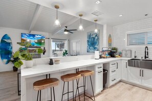 Kjøleskap, mikrobølgeovn, ovn og kokeplater