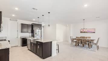 冰箱、微波炉、烤箱、炉灶