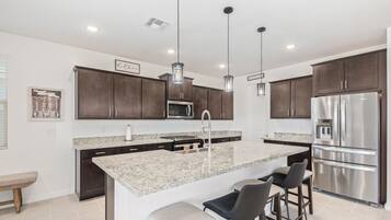 冰箱、微波炉、烤箱、炉灶