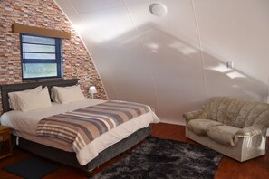 3 soverom, skrivebord, strykejern/-brett og reiseseng for barn