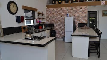 Geladeira, micro-ondas, cooktop, lava-louças