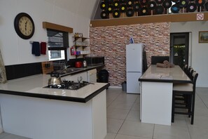 ثلاجة، ميكروويف، موقد طهي مسطح، غسالة أطباق