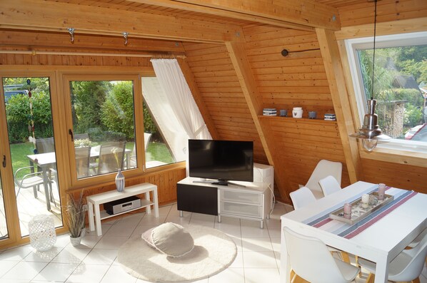 Smart-TV, DVD-Player, BĂŒcher