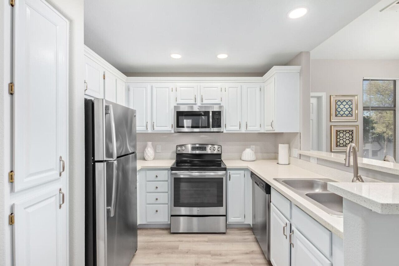 冷蔵庫、電子レンジ、オーブン、コンロ