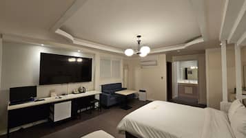 Deluxe Family Room | Laptop workspace, free WiFi