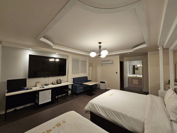 Deluxe Family Room | Laptop workspace, free WiFi - Hotel G7 (Daejeon)