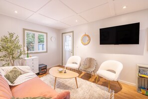 Smart-tv, een open haard, boeken en een stereo