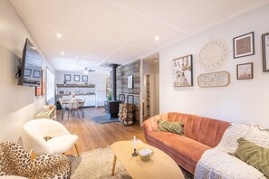 Smart-tv, een open haard, boeken en een stereo