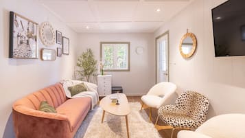 Smart TV, fireplace, books, stereo