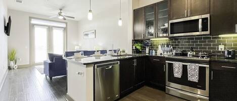 Réfrigérateur, micro-ondes, four, plaque de cuisson