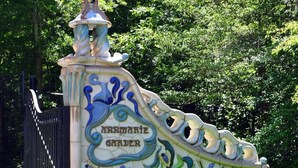 A decorative gate with the inscription "Annwke Garden" and a black metal fence.