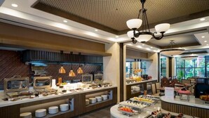 Una colazione moderna con diverse opzioni alimentari e una zona con posti a sedere.