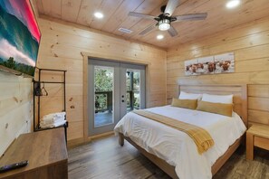 3 bedrooms, desk, iron/ironing board, travel cot - Hot tub, game room & pet friendly cabin (Gatlinburg)