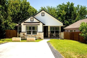 Exterior - Cozy Retreat next to Terry Black's BBQ (Lockhart)