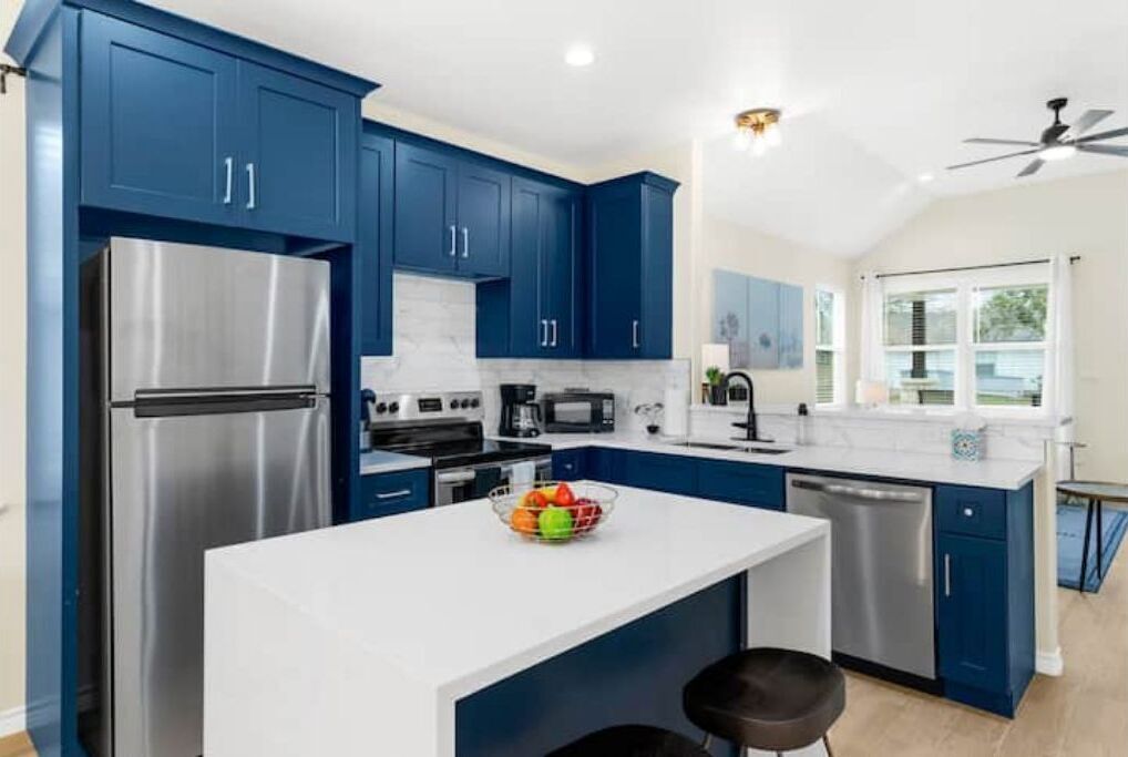 Kjøleskap, mikrobølgeovn, ovn og kokeplater